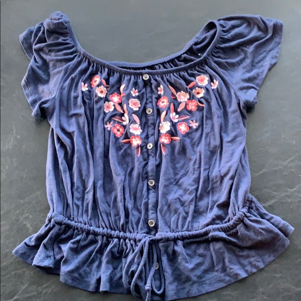 Cute blue tee with flowers and buttons!